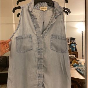 Clothe and Stone sleeveless button down top